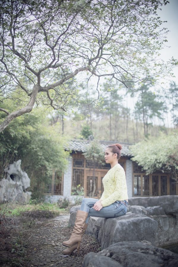 少女弹珠汽水 App 口味详情页拼贴图，淡金色卡片上写着甜度与气泡强度，旁边是一枚被压入瓶口的玻璃弹珠特写